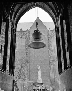 82719 Gezicht in de onderdoorgang van de Domtoren (Domplein) te Utrecht tijdens het terugplaatsen van een ...